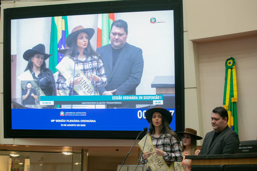 Rainha Joane Machado, vice-prefeito de Canelinha, Antonio Carlos Machado Júnior, 1ª princesa Gabriele Santos do Nascimento e a 2ª princesa Alana Simas