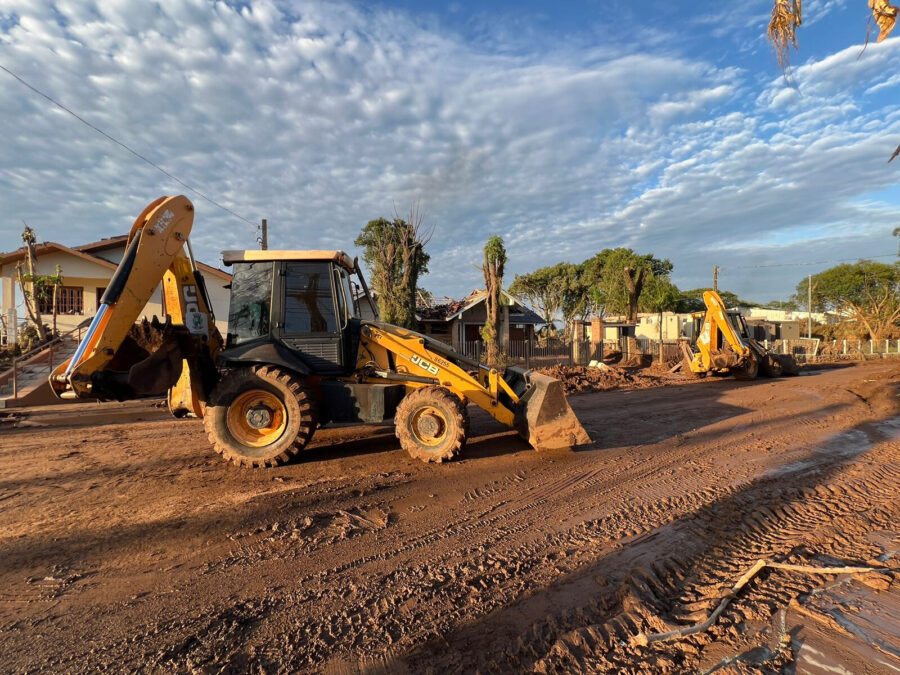 Projeto autoriza municípios a cederem máquinas a outros municípios sem necessidade de aprovação da câmara de vereadores. FOTO: Prefeitura de Chapecó