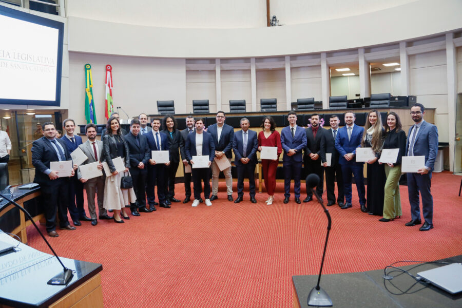 20 novos servidores foram empossados na tarde desta segunda-feira (18) na Alesc