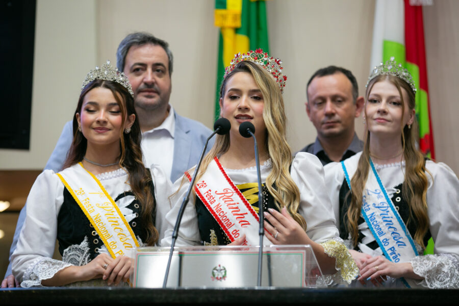 Realeza da Festa Nacional do Pirão, prefeito de Barra Velha, Daniel Cunha, e o vice-prefeito Juliano Bernardes