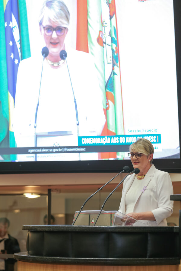 Deputada Luciane Carminatti.