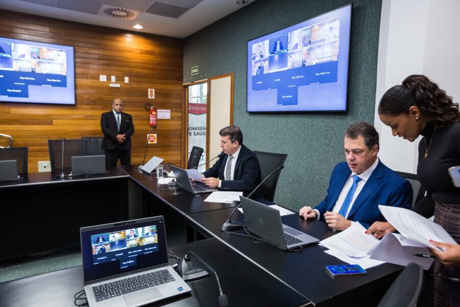 Projeto flexibiliza uso de meias por autistas em brinquedos de recreação