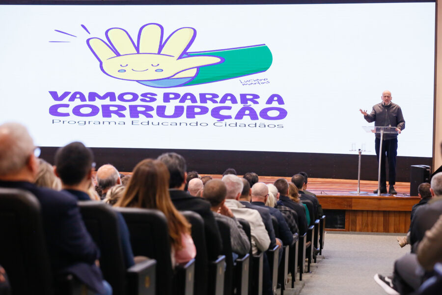 O professor Clóvis de Barros, responsável pela palestra, realizada na tarde desta segunda-feira (26)