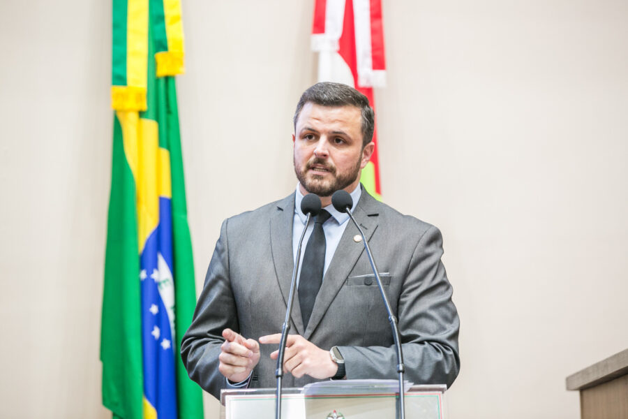 Deputado Lucas Neves, durante a sessão ordinária desta terça-feira (26)