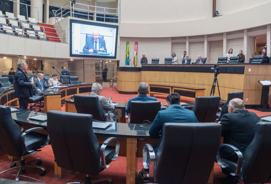 A reunião aconteceu no Plenário da Assembleia Legislativa.