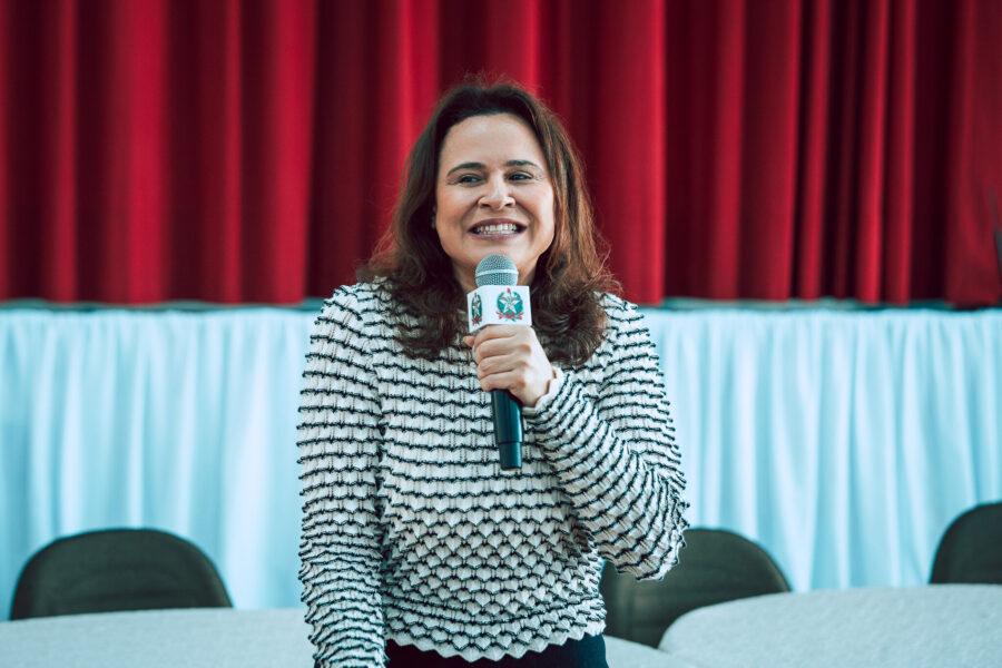 Luciana Mota Dias Brites, psicopedagoga e escritora.