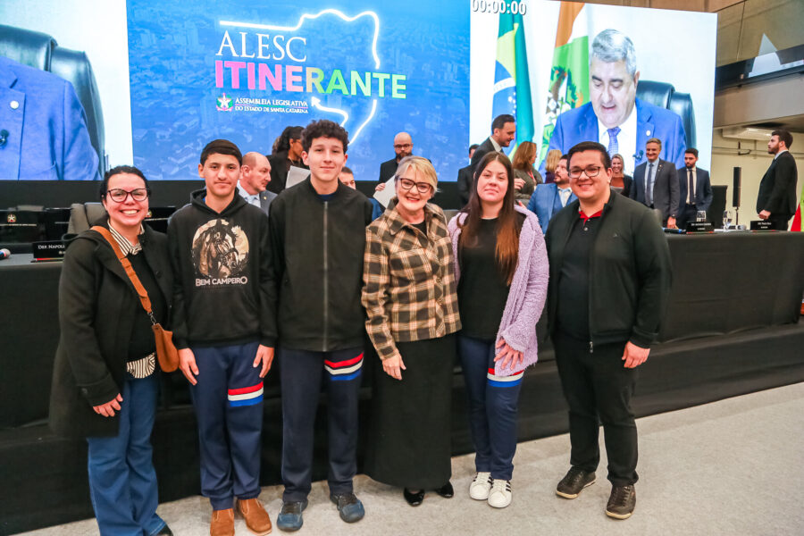 Deputada Luciane Carminatti, professores e alunos da Escola de Educação Básica Virgílio Vargas, de Itaiópolis