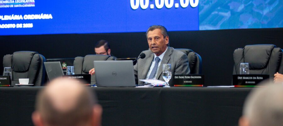 Deputado Julio Garcia, presidente da Assembleia, durante a sessão em Mafra