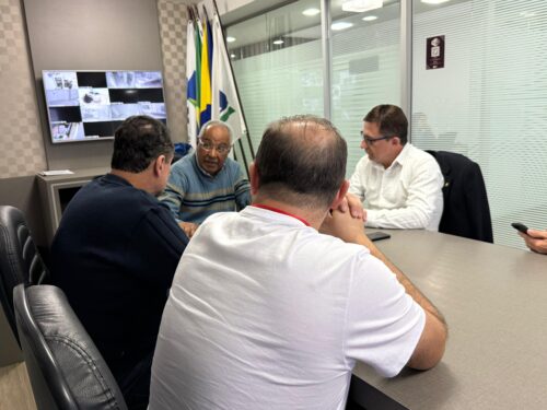 Junior Cardoso recebe projeto de lei para incluir área comercial em novos loteamentos