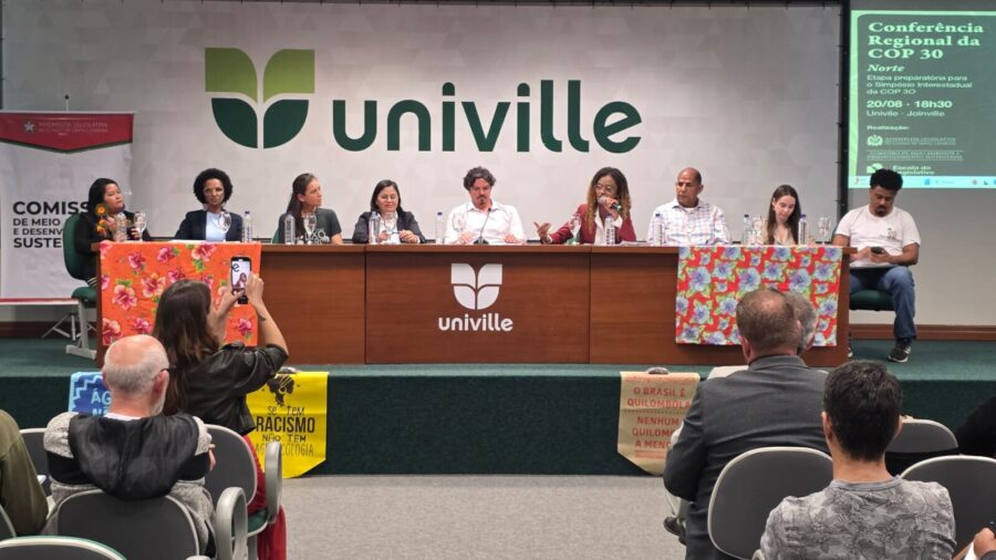 Mesa de debatedores.