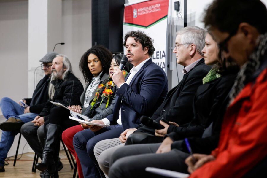 O debate foi mediado pelo deputado Marquito.