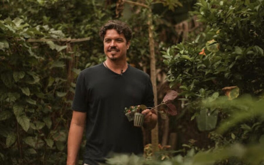 Para Marquito, horta e compostagem auxiliam no combate das mudanças climáticas e garantem alimentos saudáveis para as pessoas. FOTO: Odara Cris