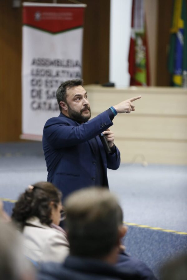 Deputado Marcius Machado.
