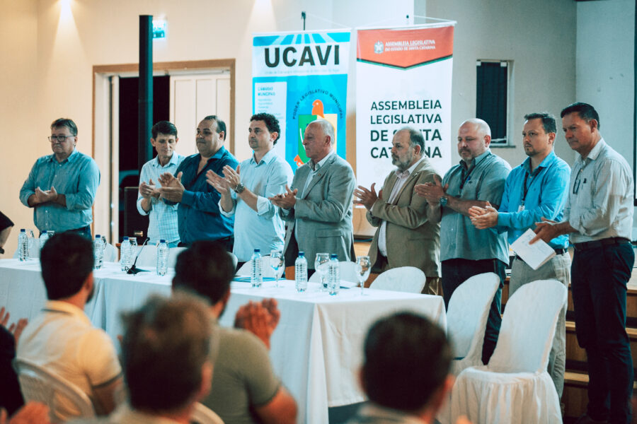 Mesa de debatedores.