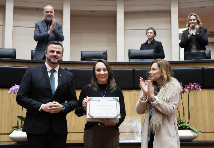 Deputados Lucas Neves e Paulinha entregam o Título de Cidadã Catarinense a Renata Abreu.