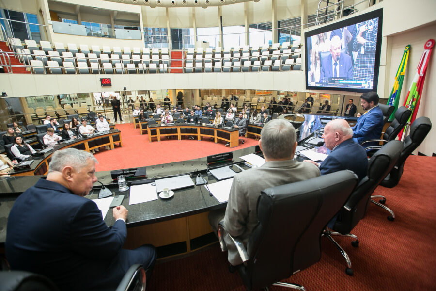 A reunião Comissão de Finanças foi acompanhada pelos participantes do Programa Estágio Visita.