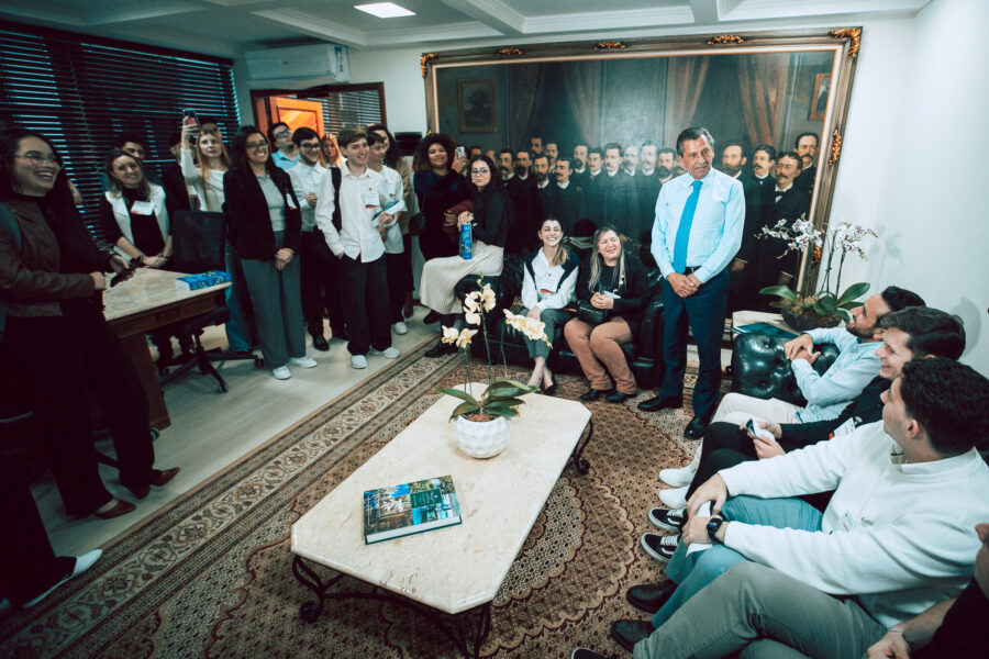 Os participantes do programa Estágio Visita foram recepcionados pelo presidente da Alesc, deputado Julio Garcia.