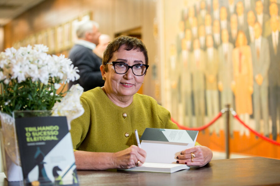 Sande Moraes, autora do livro ‘Trilhando o Sucesso Eleitoral’.