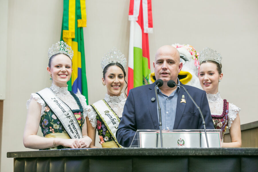 Vice-prefeito de Brusque, André Batisti, e corte da 38ª Fenarreco 2025