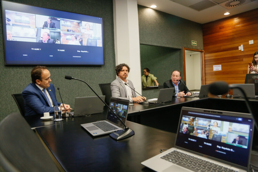 Deputados Carlos Humberto e Marquito ouvem o diretor geral da Emasa, Auri Pavoni