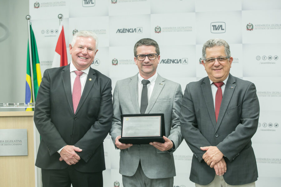 Berlanda entrega moção de aplauso à FCDL/SC pelos 53 anos de história