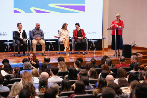 Seminário discute os desafios da educação bilíngue em SC