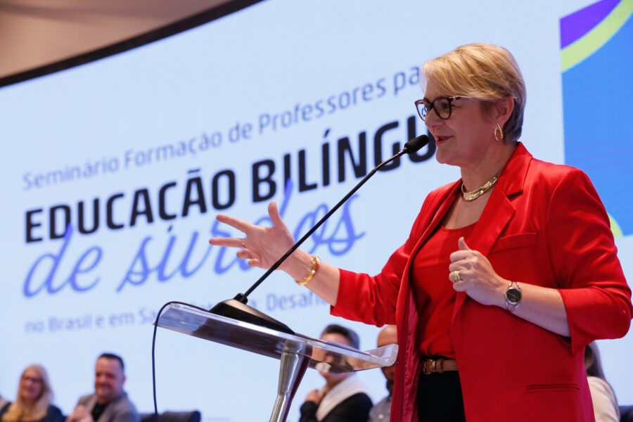 Deputada Luciane Carminatti.