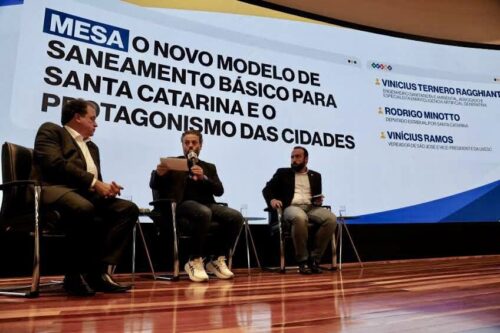 Rodrigo Minotto reforça debate sobre saneamento básico em SC durante seminário da Uvesc