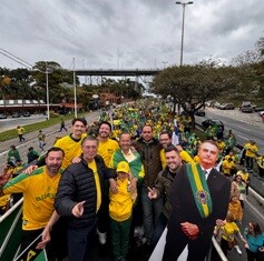 Multidão toma as ruas de Florianópolis em ato liderado por Alex Brasil