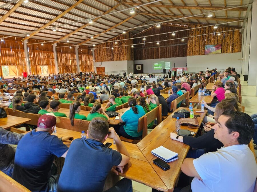 Produtores e autoridades acompanharam os debates sobre os desafios da cadeia leiteira. FOTO: Divulgação