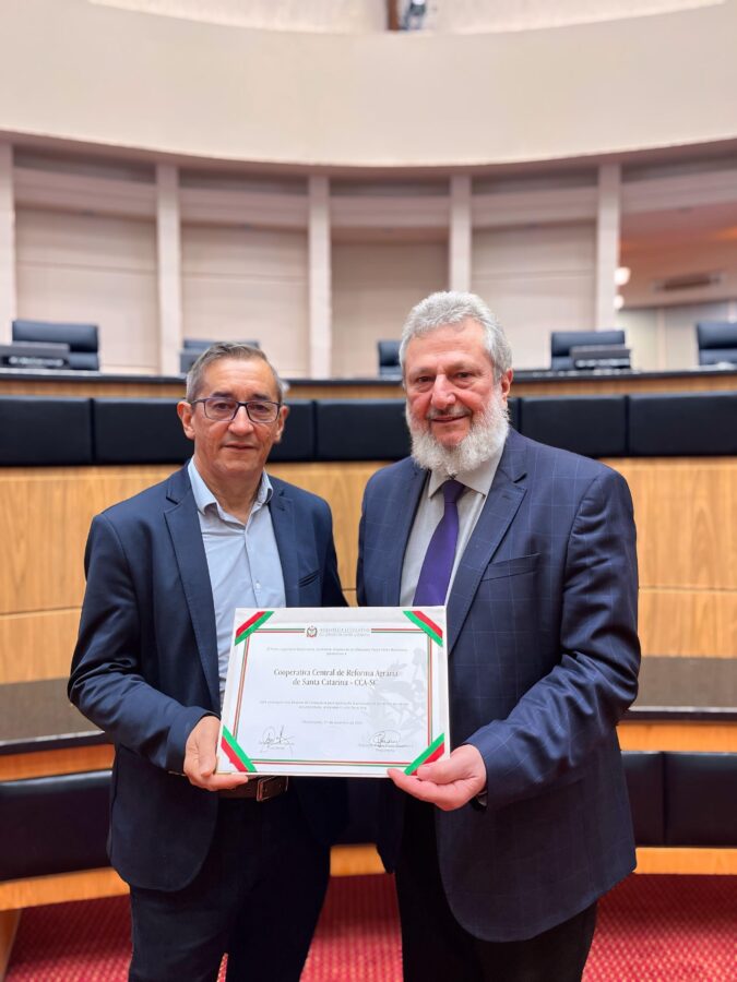Sebastião Vilanova recebeu do deputado Padre Pedro placa em homenagem aos 34 anos da Cooperativa Central da Reforma Agrária de SC FOTO: Luiz Henrique