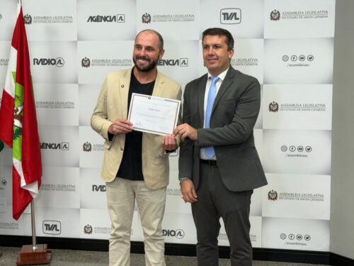 Camilo Martins entrega moção de reconhecimento ao cirurgião Raulino Brasil