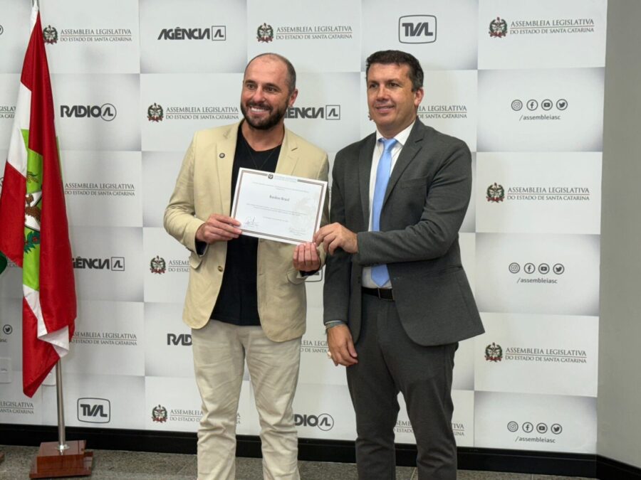 Camilo Martins entrega moção de reconhecimento ao cirurgião Raulino Brasil