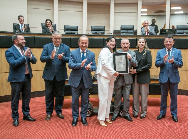 Deputado Maurício Eskudlark entregou placa celebrativa à secretária Executiva de Articulação Nacional, Vânia Franco.