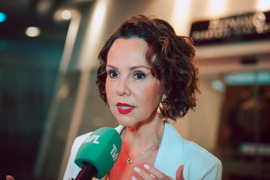 - Laine Valgas - Jornalista e Apresentadora