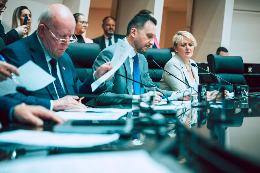 Deputados Marcos Vieira, Pepê Collaço e Luciane Carminatti, presidentes das comissões que se reuniram de forma conjunta nesta terça (7)