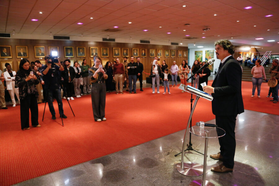 Deputado Marquito discursa durante a abertura da exposição, na noite desta terça-feira (7), no hall da Alesc
