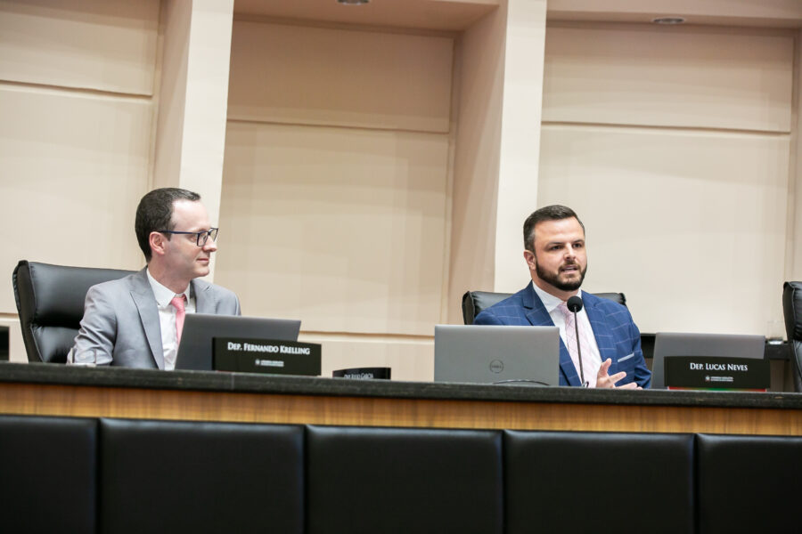 Fernando Vecchi Martins e o deputado Lucas Neves, que conduziu a sessão.