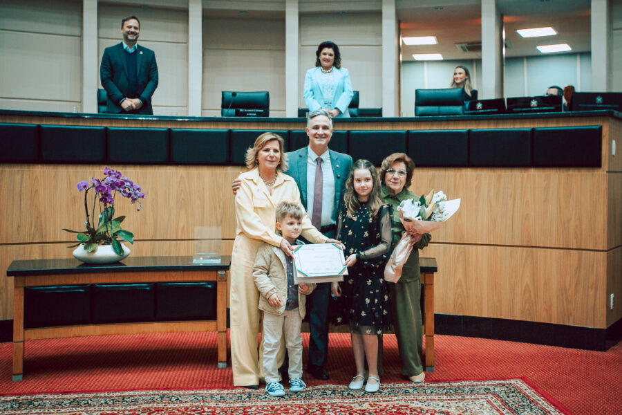 Acompanhada do deputado Matheus Cadorin e de familiares, Rejane Gambin recebe o Título de Cidadã Catarinense
