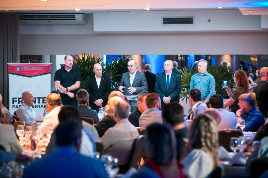 Deputados participam de evento da Frencoop-SC; grupo foi lançado há mais de 30 anos para defender o cooperativismo catarinense