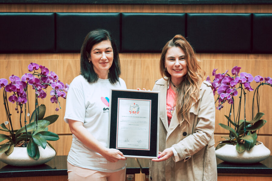 Simone Lopes recebe da deputada Paulinha placa em homenagem à AMUCC.