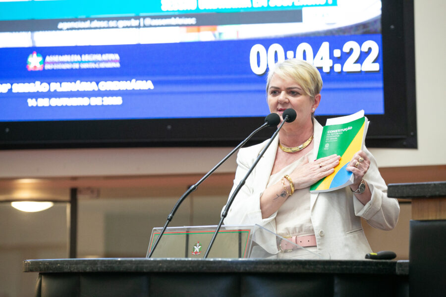 Luciane critica hipocrisia do debate sobre cotas, apresentação de artistas, rezar ou não na Udesc