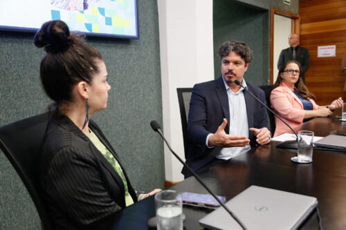 Representante do CREA:
Elizangela Bortoluzz, Deputado Marquito, Representante do ICLEI:
Cibele Carneiro