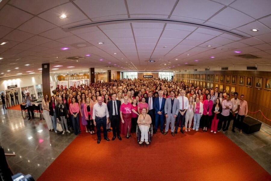 Foto com servidores e deputados vestidos de rosa marcou o ato em alusão ao mês Outubro Rosa
