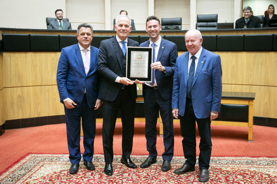 Deputados entregam ao presidente do TRE-SC homenagem pelos 80 anos da reinstalação da Justiça Eleitoral em SC