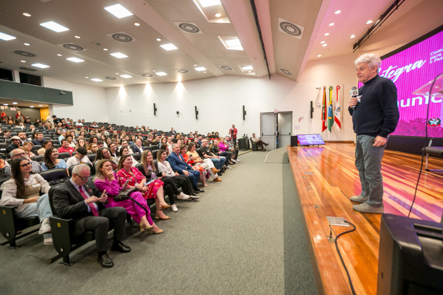 Palestra do jornalista Caco Barcellos encerrou o seminário “Comunicação que Protege”, na tarde desta quinta-feira (23)