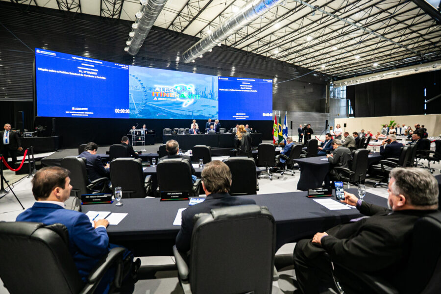 Deputados reunidos em sessão plenária realizada no município de Balneário Camboriú.