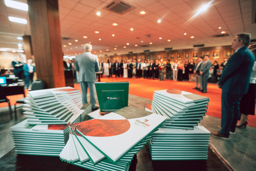 Lançamento do livro sobre os 50 anos do Badesc.