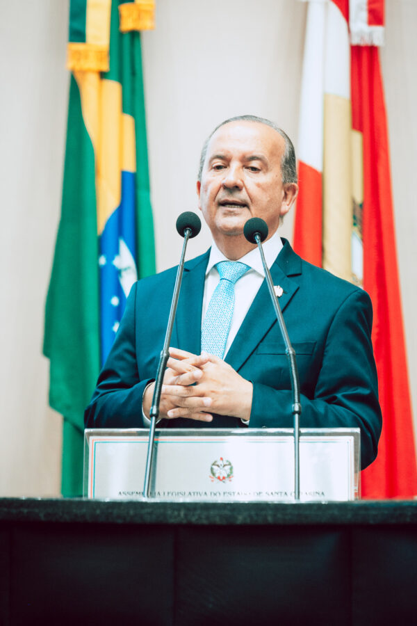 Jorginho Mello, governador do Estado.