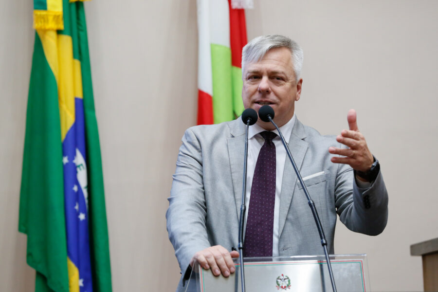 Fabiano cobra investimentos em escolas no dia de debate de programa milionário para ensino superior